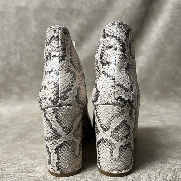 STEVE MADDEN
Women's Rookie Chop-Out Booties - Picture 6 of 9